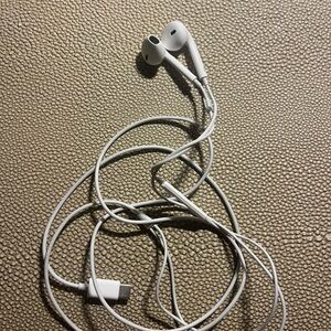 NWOT Apple USB-C Earpods